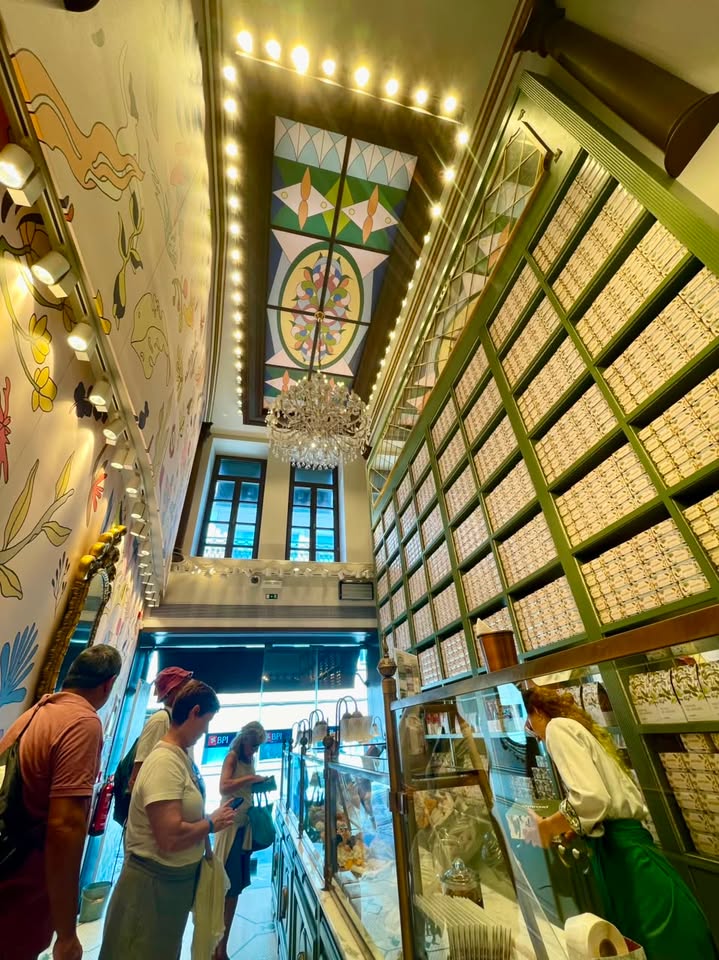 1856年創業の菓子店の店内
