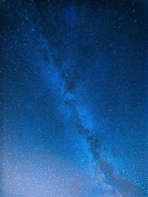 青く輝く天の川と星空