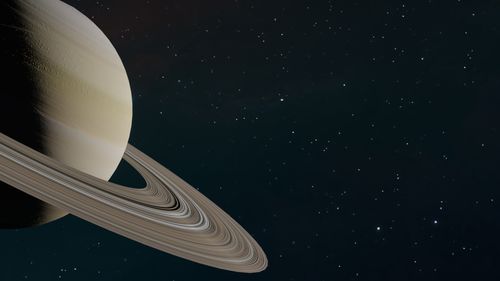 土星の輪、星空を背景に斜めから見た構図