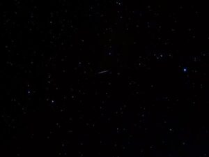 流れ星が横切る満天の星空