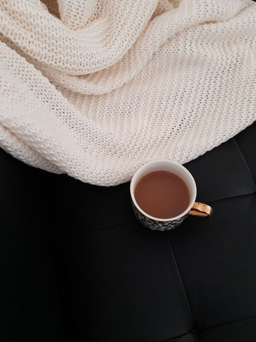 白いニットの毛布とコーヒーカップ