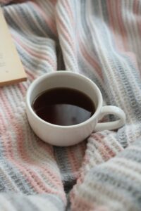 ストライプのブランケットの上の紅茶と本