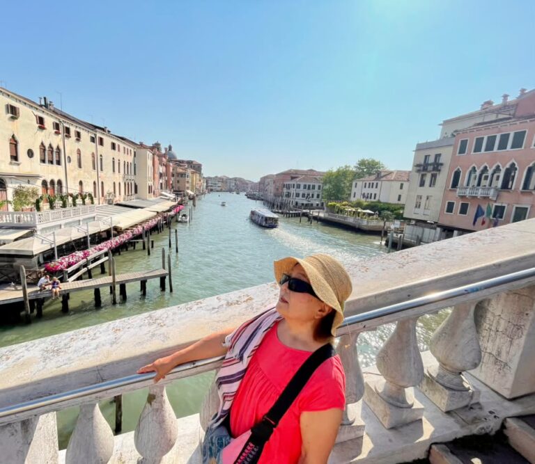 グランド運河(Canal Grande)を望む橋の上で