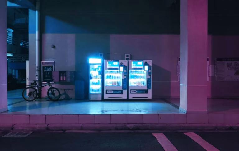 飲みものの列を、今日も整える｜自動販売機を補充する仕事