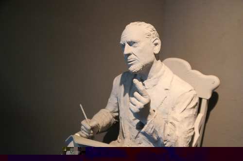 National Steinbeck Centerに展示されている、執筆するスタインベックの彫像