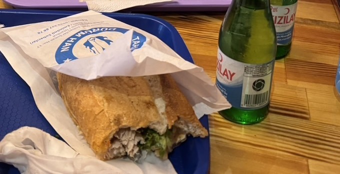 一口食べたサバサンドの断面