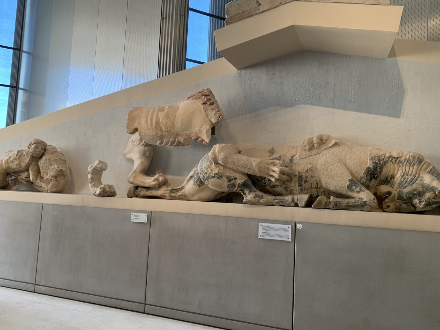 博物館に展示された、古代の彫刻の断片