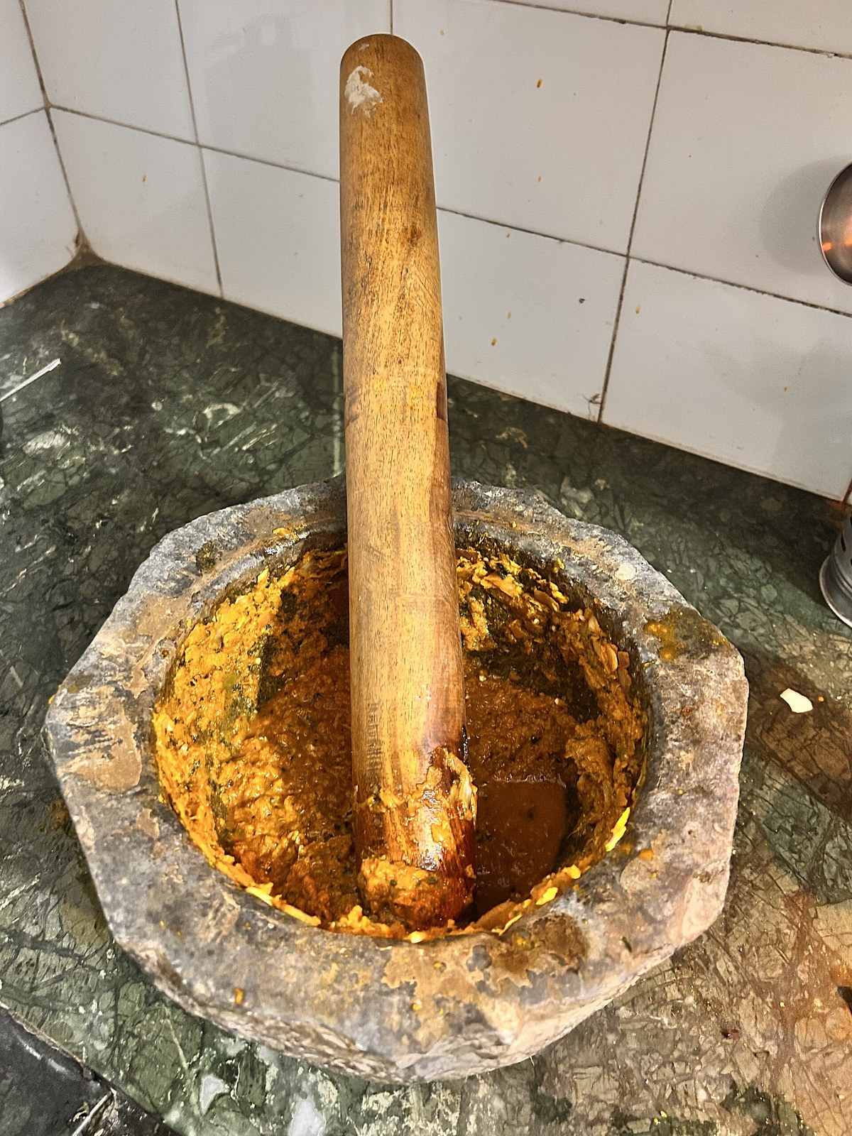 湯気の立つ食事とスパイスのある静かな台所