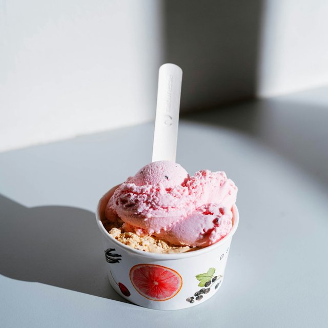 白いカップのアイスクリームとスプーン