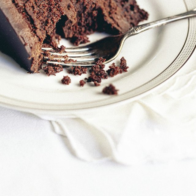 白い皿にのったチョコレートケーキとフォーク