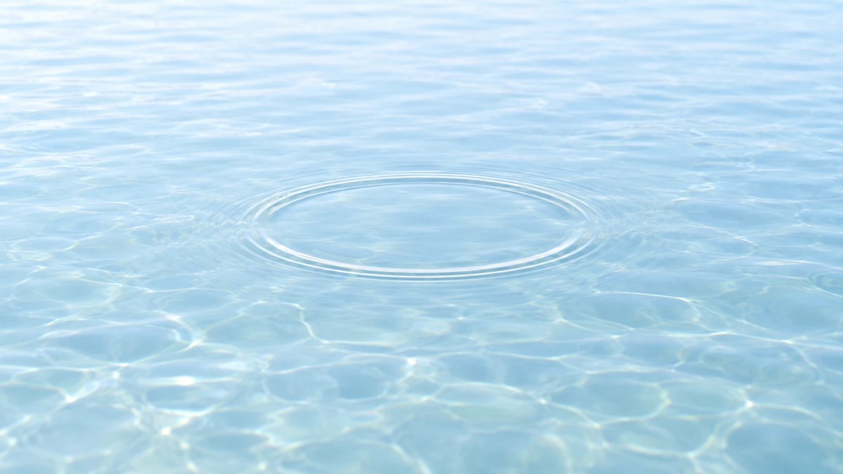 淡い水色の水面に広がる波紋