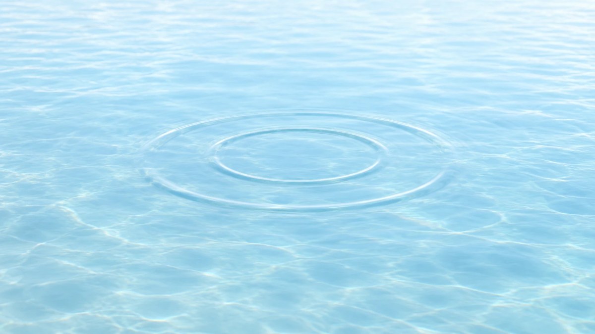 淡い水色の水面に広がる波紋