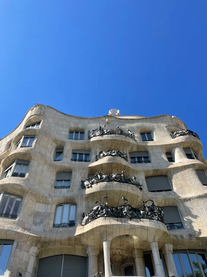 波打つ外壁と鉄のバルコニー