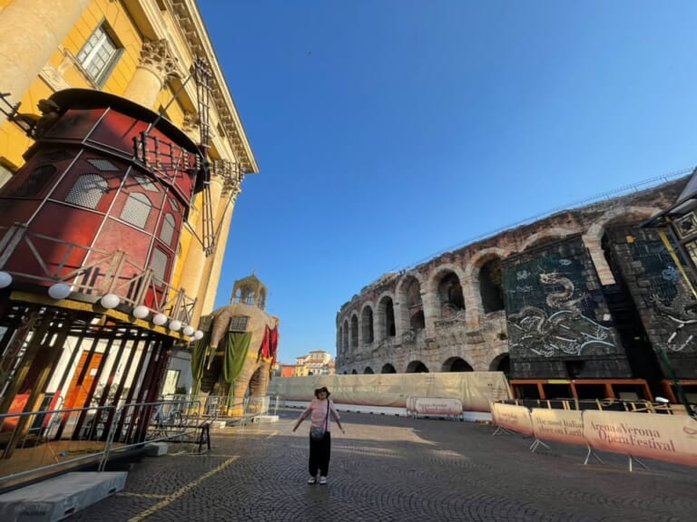 アリーナ・ディ・ヴェローナ(Arena di Verona)、歌劇祭の準備中