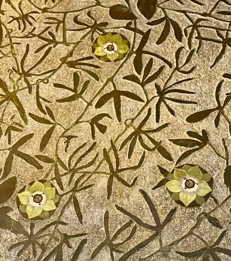 壁一面の花と葉