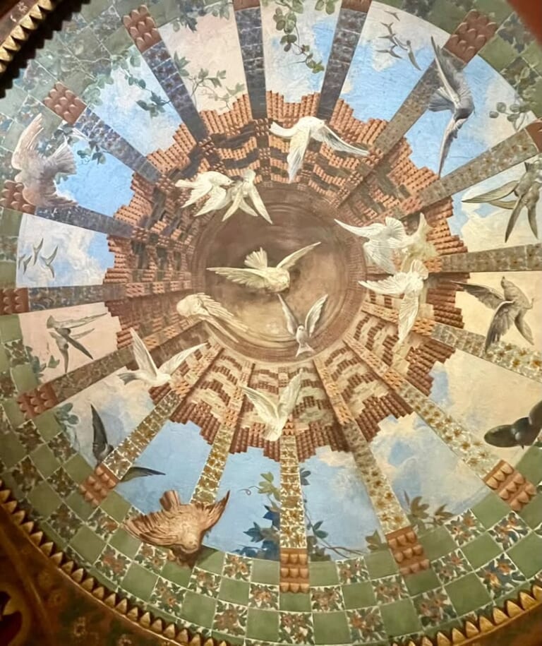 鳥たちの天井画